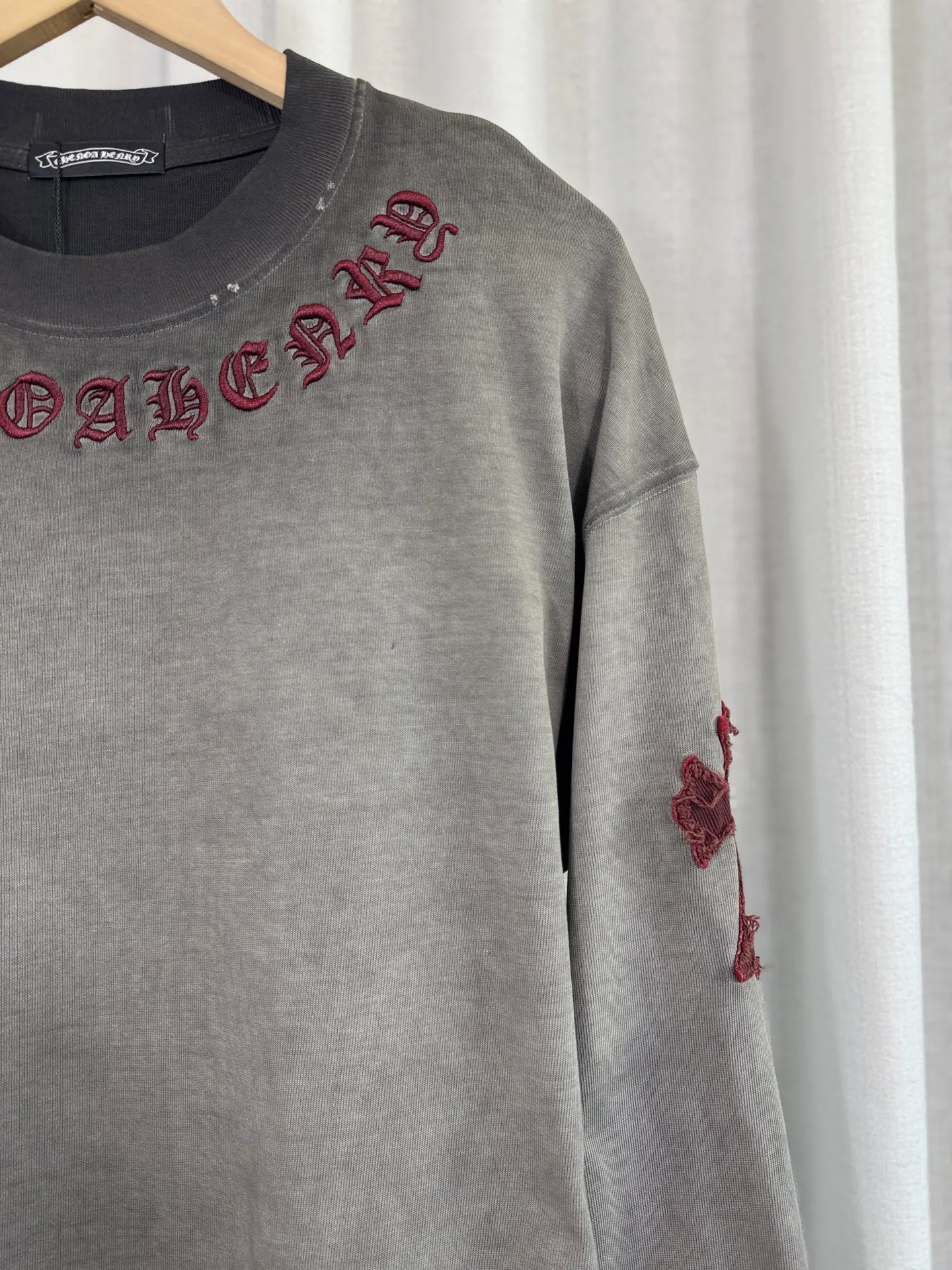 P260 ch high version Chrome Hearts 2025 new autumn and winter cross patch washed spray horse slip long-sleeved T-shirt, fabric: 26 double yarns, 320 grams weight, Angora red thread weaving, heavy wash water ➕ fried color + spray horse slip Printing process: patch embroidery, secondary color spray horse slip process Color: gray, red Size: S M L XL Style number: 5159